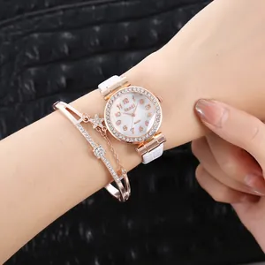 Gros plan montre Amadi en strass avec cadran perlé et bracelet étoile sur le poignet