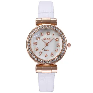 Montre élégante or rose avec bracelet en cuir blanc et lunette en strass brillant