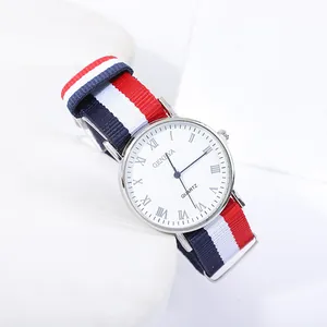 Montre à quartz avec chiffres romains et bracelet en nylon rouge blanc bleu