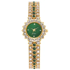 Reloj de cuarzo dorado con esfera verde esmeralda y pavé de pedrería brillante