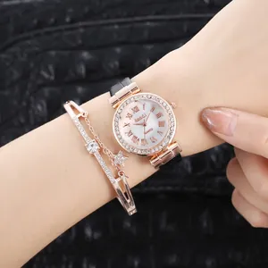 Details einer roségoldenen Quarzuhr mit römischen Ziffern und passendem Stern-Armband