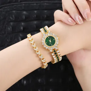 Reloj de mujer dorado con esfera verde y pulsera de corazón con pedrería brillante