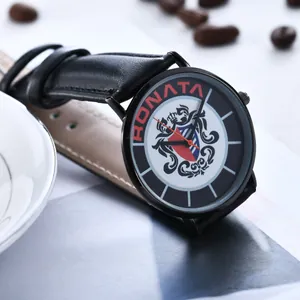 Detailansicht der Quarzuhr mit schwarzem Lederarmband und Wappen auf dem Zifferblatt