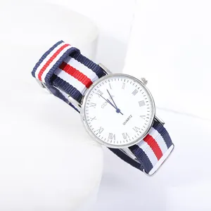 Gros plan du cadran à chiffres romains et du bracelet NATO rayé d'une montre quartz
