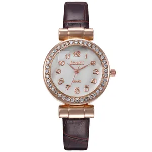 Détail de la lunette en cristal or rose et du bracelet en cuir croco marron sur montre Amadi