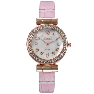 Détail du bracelet en cuir rose façon crocodile et lunette sertie de strass rose doré