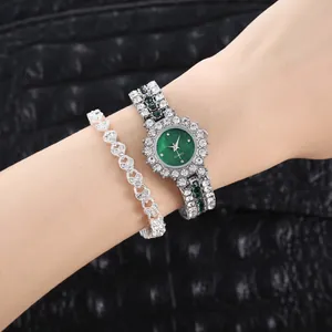 Detalle macro de reloj de cuarzo para mujer y set de pulsera corazón con cristales verdes
