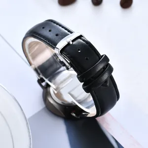 Schwarzes Lederarmband mit silberner Metallschnalle an einer klassischen Quarzuhr