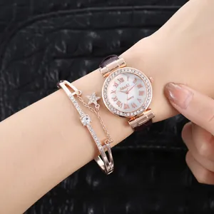 Nahaufnahme der roségoldenen Uhr mit römischen Ziffern und passendem Stern-Armband