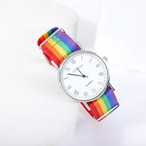 Détail du cadran à chiffres romains avec bracelet en nylon arc-en-ciel coloré