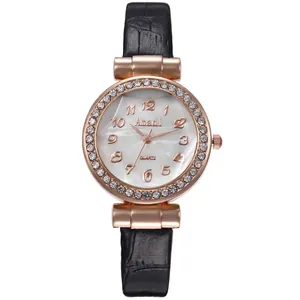 Montre femme avec cadran nacré, lunette en strass et bracelet en cuir noir