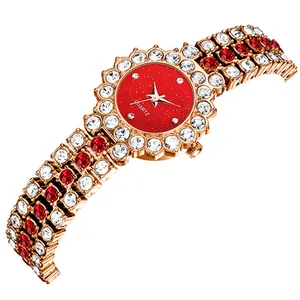 Detalle del reloj de cielo estrellado oro rosa con pedrería roja y brazalete de cristal
