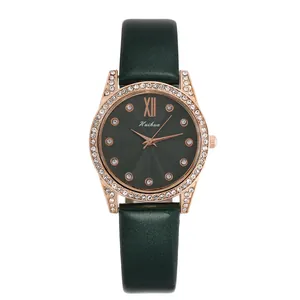 Dettaglio orologio cinturino in pelle verde scuro con lunetta in oro rosa e diamanti