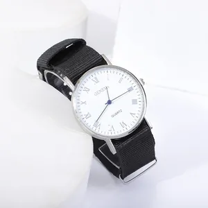 Montre à quartz Geneva avec chiffres romains, boîtier argenté et bracelet en nylon noir