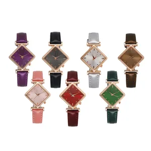 Montre femme tendance avec cadran carré et bracelets en cuir de différentes couleurs