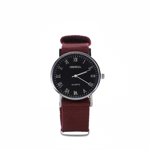 Détail de la montre à quartz avec cadran noir romain et bracelet en nylon bordeaux