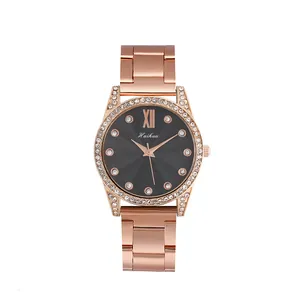 Détail d'une montre en or rose avec lunette en strass et cadran gris texturé