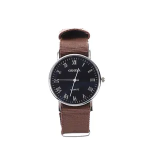 Détail de montre à quartz avec cadran bleu et bracelet en nylon marron