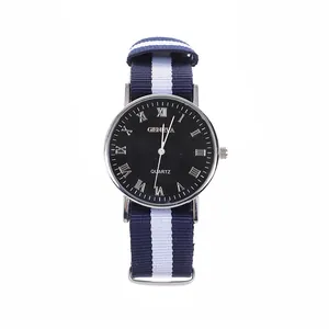 Montre à quartz avec chiffres romains et bracelet en tissu rayé bleu et blanc NATO