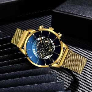 Détail du bracelet en maille milanaise dorée et du cadran bleu marine sur montre homme