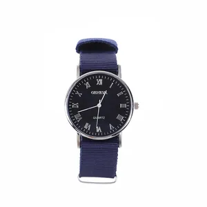 Détail du cadran de montre à quartz Geneva avec chiffres romains et bracelet en nylon bleu