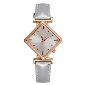 Montre quartz femme minimaliste avec boîtier losange or rose et bracelet cuir gris