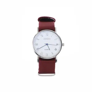 Gros plan d'une montre Geneva avec cadran romain blanc et bracelet en nylon bordeaux
