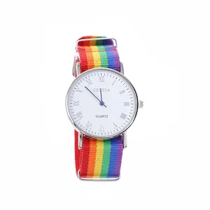 Montre à quartz avec cadran argenté à chiffres romains et bracelet en nylon arc-en-ciel