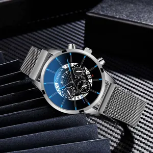 Détail macro d'une montre homme chic avec bracelet milanais et cadran dégradé bleu
