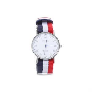 Vue détaillée du cadran blanc avec chiffres romains et bracelet NATO en toile tricolore