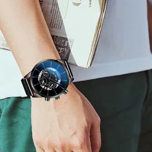 Montre homme décontractée avec index bleus et bracelet en maille noire au poignet