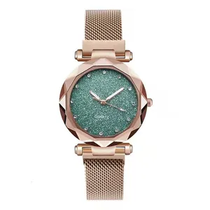 Detailansicht des grünen Sternen-Zifferblatts mit Facettenglas und Roségold-Armband