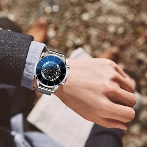Montre quartz homme business avec cadran noir et bracelet en maille argentée