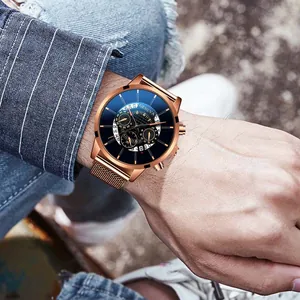 Montre homme en or rose avec bracelet en maille et cadran bleu style chic décontracté