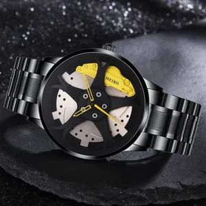 Détail du cadran de montre sport noire avec un design de jante de course jaune vif