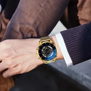 Détail de montre Geneva pour homme avec cadran bleu soleil et bracelet en maille milanaise