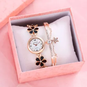 Elegante set orologio e bracciale in oro rosa con ciondoli floreali in scatola rosa