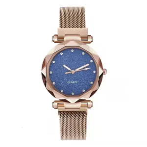 Detail der roségoldenen Mesh-Armbanduhr mit Sternenzifferblatt und facettiertem Glas