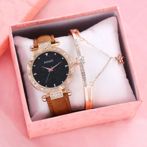 Detalle del set de reloj Amadi con esfera de estrella y pulsera en caja de regalo rosa