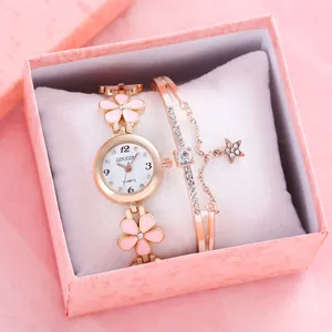 Dettaglio orologio al quarzo oro rosa con cinturino floreale e bracciale stella coordinato