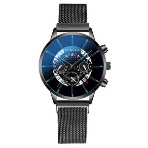 Détail de la montre avec cadran dégradé bleu et bracelet en maille milanaise noire