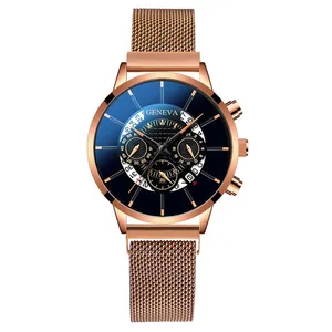 Détail de la montre Geneva à quartz avec bracelet en maille or rose et cadran bleu marine