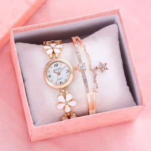 Dettaglio set orologio oro rosa con cinturino a fiori e bracciale stella in confezione