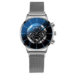 Détail du bracelet en maille argentée et du cadran bleu dégradé avec date de la montre