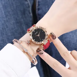 Primer plano del reloj con esfera estrellada, correa roja y pulsera de estrella dorada