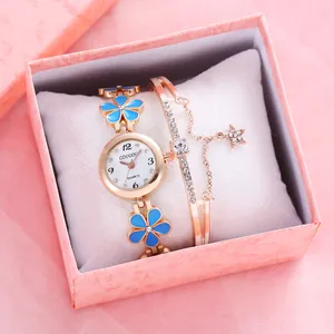 Dettaglio dell'orologio a fiori oro rosa e bracciale con stella in confezione rosa
