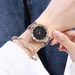 Reloj con esfera estrellada, correa de cuero púrpura y pulseras de estrella en oro rosa