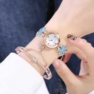 Orologio elegante in oro rosa con quadrante a petali e set di bracciali con diamanti