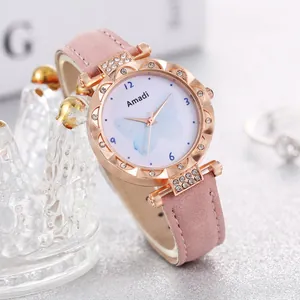 Montre élégante en or rose avec cadran papillon et bracelet en daim rose