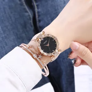 Detalle de reloj Amadi de cielo estrellado y pulsera de estrella en la muñeca de una mujer